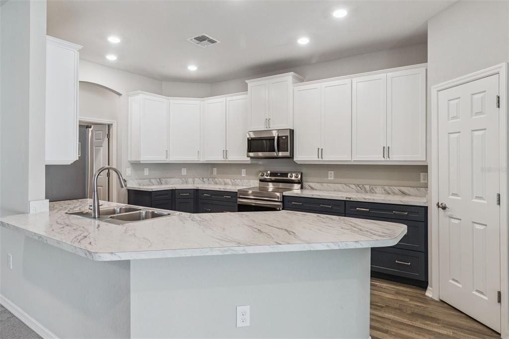 待售: $425,000 (4 贝兹, 3 浴室, 2310 平方英尺)