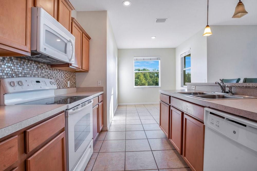 На продажу: $325,000 (3 спален, 2 ванн, 1910 Квадратных фут)