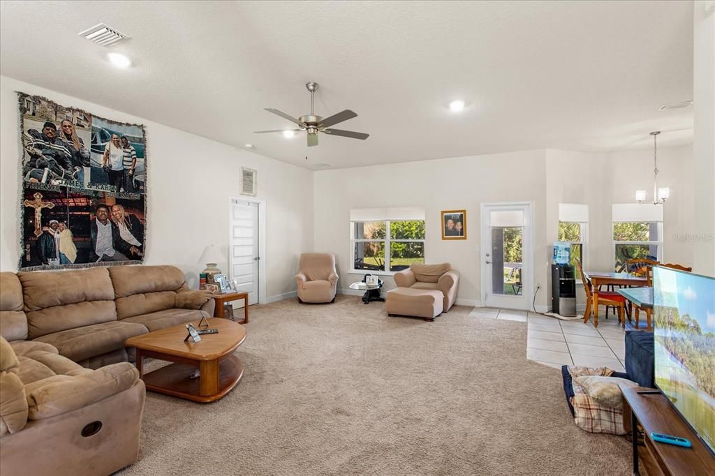 En Venta: $399,000 (4 camas, 3 baños, 2549 Pies cuadrados)