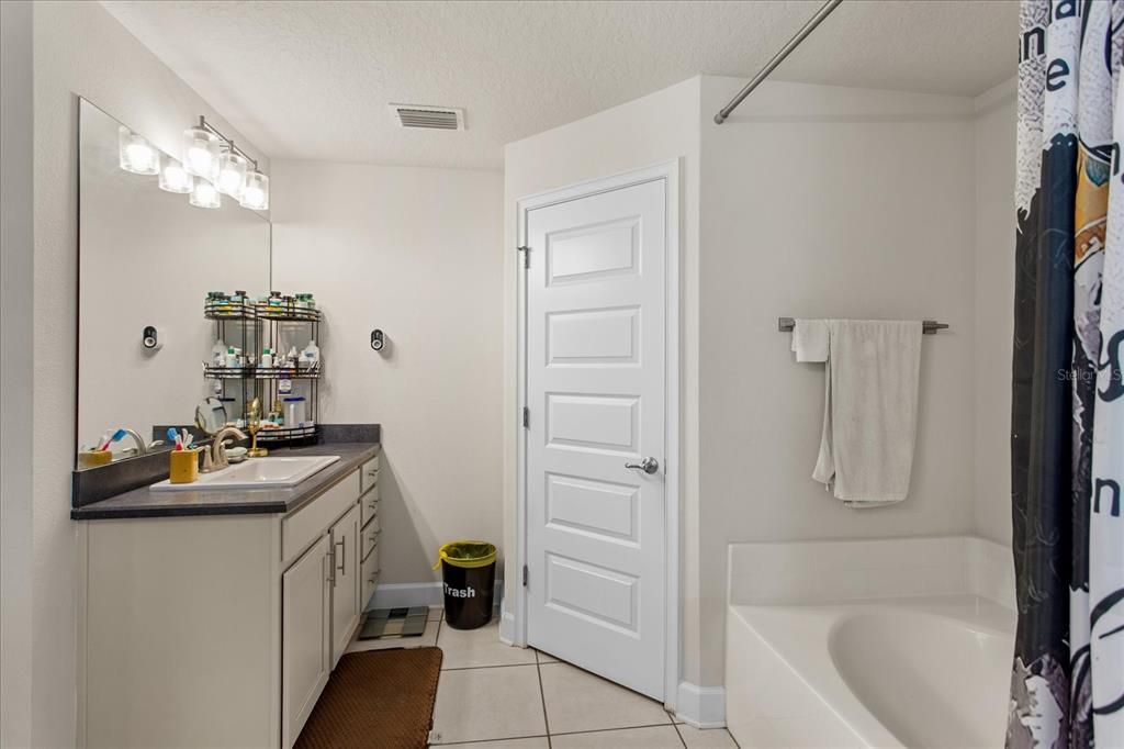 En Venta: $399,000 (4 camas, 3 baños, 2549 Pies cuadrados)