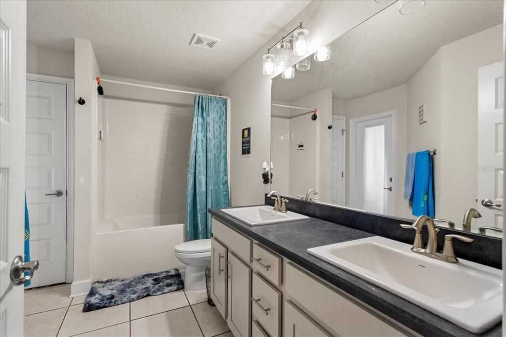 En Venta: $399,000 (4 camas, 3 baños, 2549 Pies cuadrados)