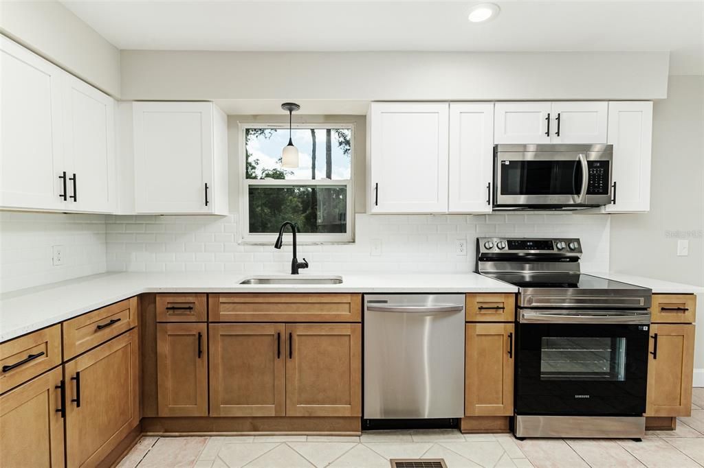 For Sale: $339,950 (2 beds, 2 baths, 1277 Square Feet)