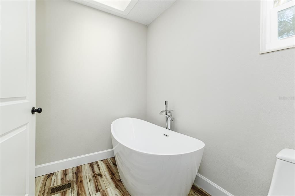 For Sale: $339,950 (2 beds, 2 baths, 1277 Square Feet)