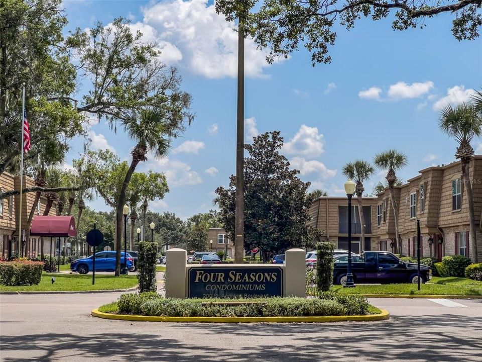 Под контрактом: $215,000 (2 спален, 1 ванн, 1219 Квадратных фут)