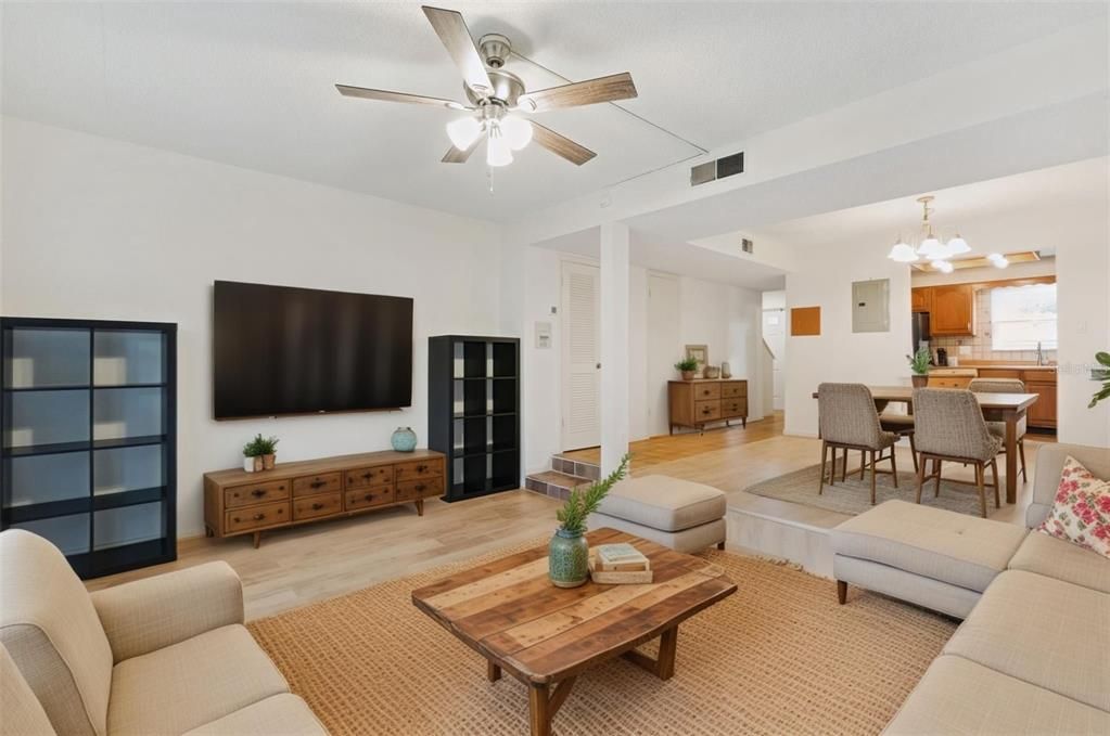 Под контрактом: $215,000 (2 спален, 1 ванн, 1219 Квадратных фут)