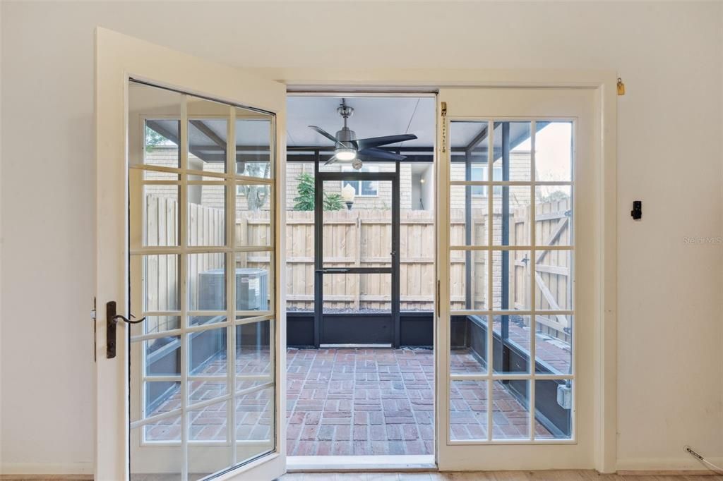 Под контрактом: $215,000 (2 спален, 1 ванн, 1219 Квадратных фут)