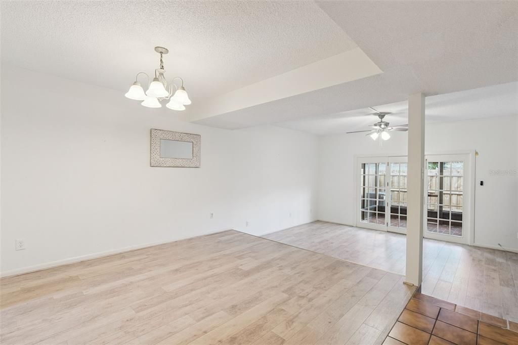 Под контрактом: $215,000 (2 спален, 1 ванн, 1219 Квадратных фут)