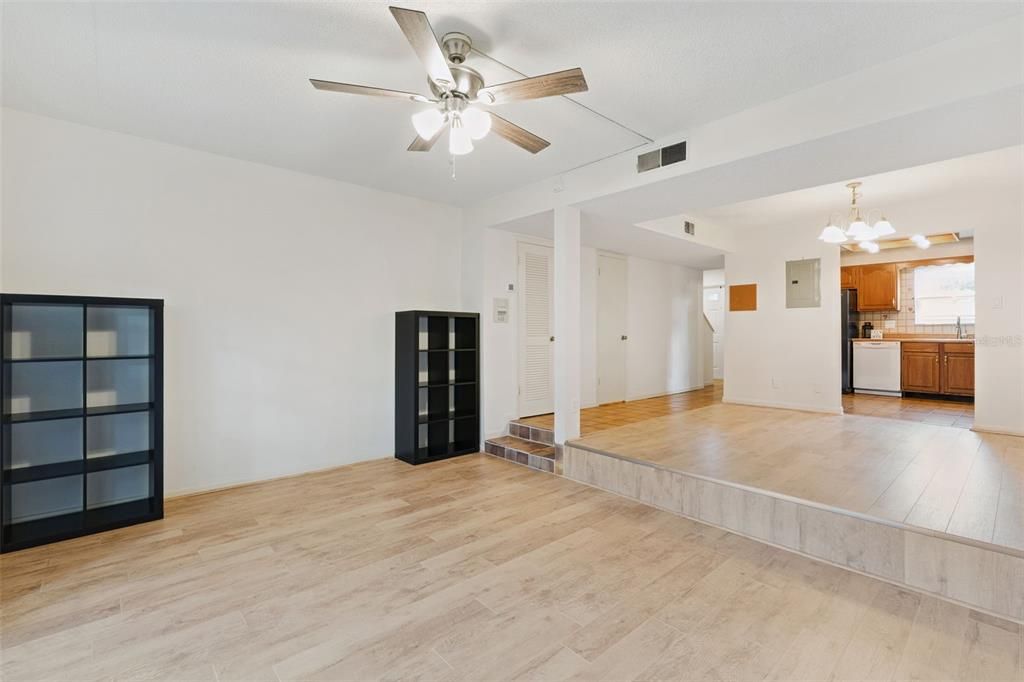 Под контрактом: $215,000 (2 спален, 1 ванн, 1219 Квадратных фут)