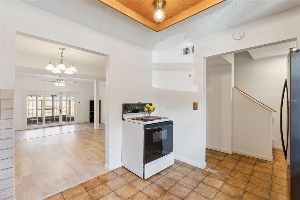 Под контрактом: $215,000 (2 спален, 1 ванн, 1219 Квадратных фут)