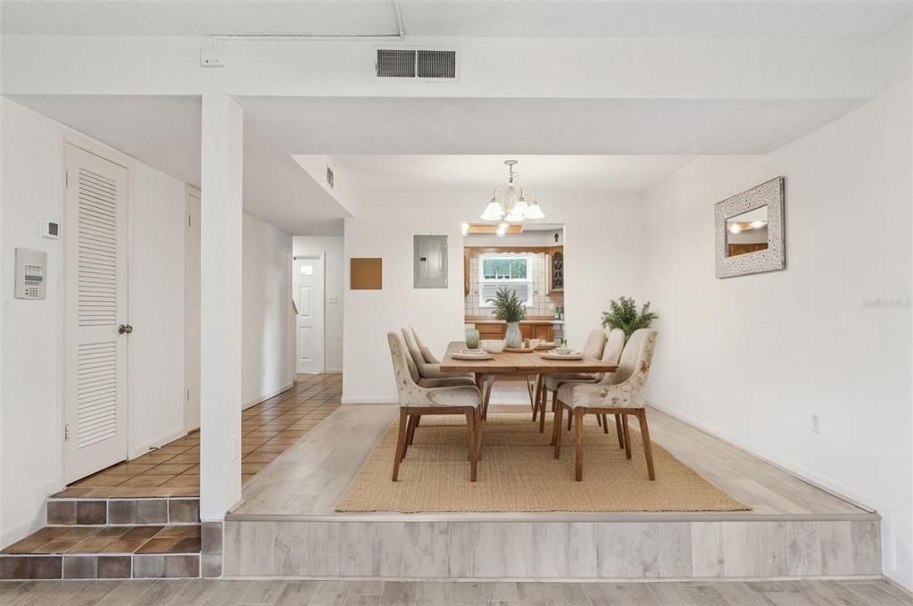 Под контрактом: $215,000 (2 спален, 1 ванн, 1219 Квадратных фут)