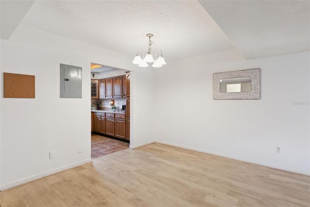 Под контрактом: $215,000 (2 спален, 1 ванн, 1219 Квадратных фут)