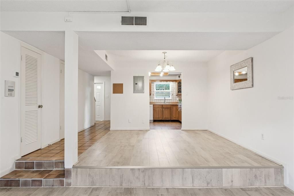 Под контрактом: $215,000 (2 спален, 1 ванн, 1219 Квадратных фут)