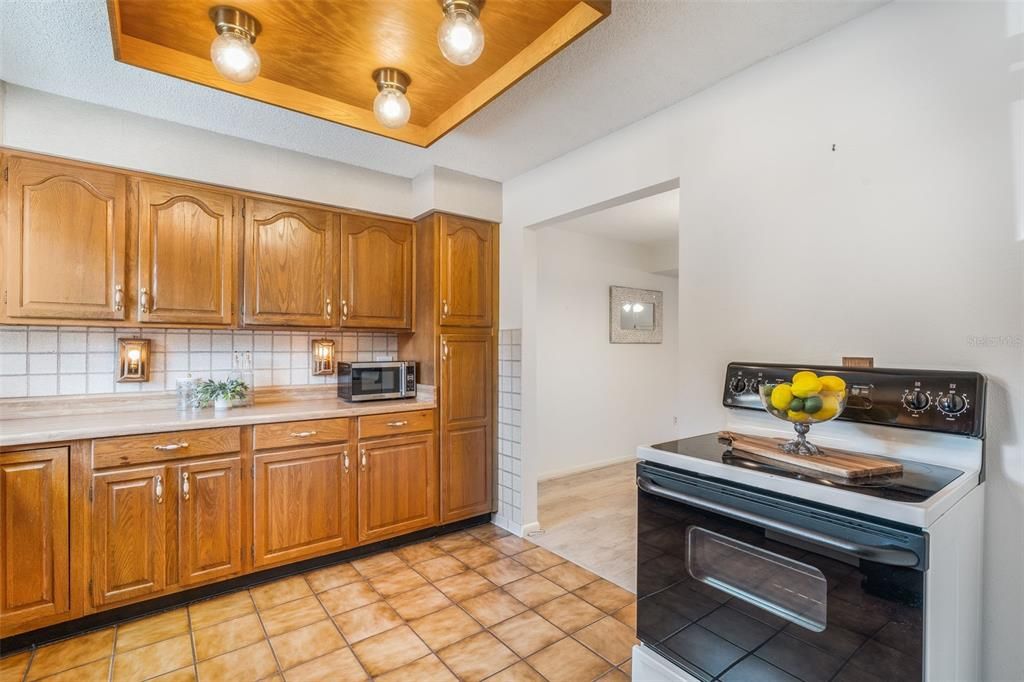 Под контрактом: $215,000 (2 спален, 1 ванн, 1219 Квадратных фут)