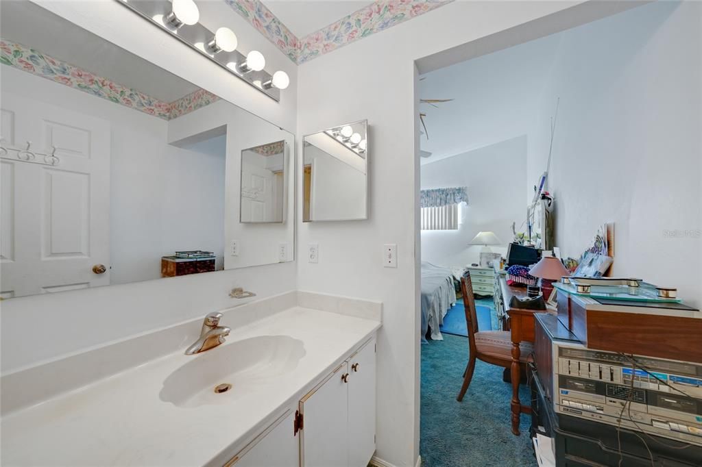 待售: $132,000 (2 贝兹, 2 浴室, 1070 平方英尺)