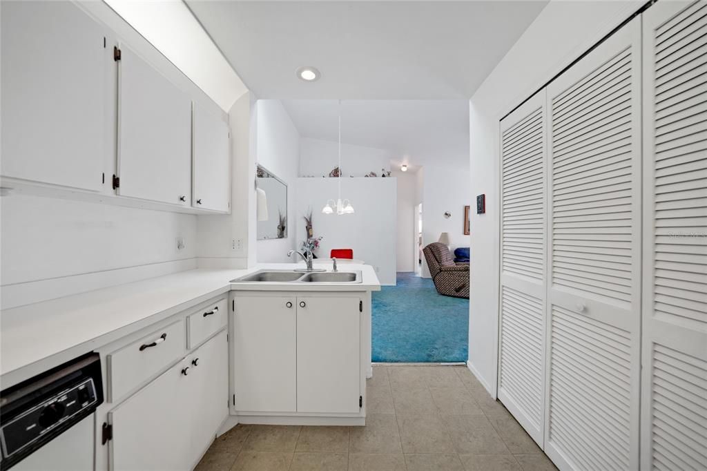 待售: $132,000 (2 贝兹, 2 浴室, 1070 平方英尺)