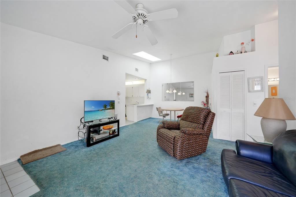 待售: $132,000 (2 贝兹, 2 浴室, 1070 平方英尺)