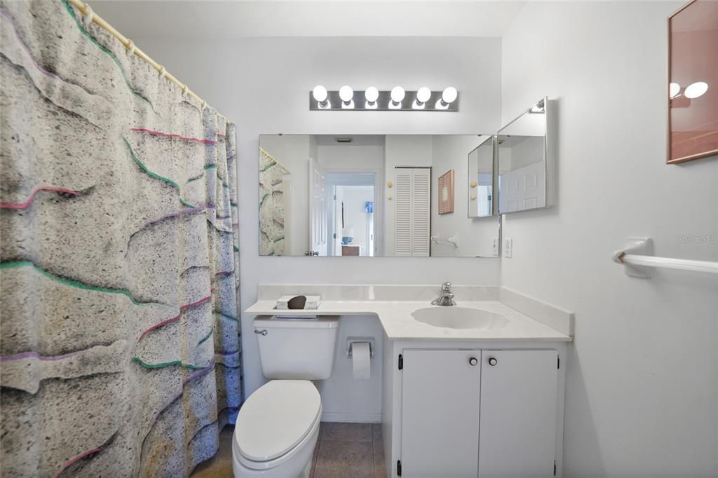 待售: $132,000 (2 贝兹, 2 浴室, 1070 平方英尺)