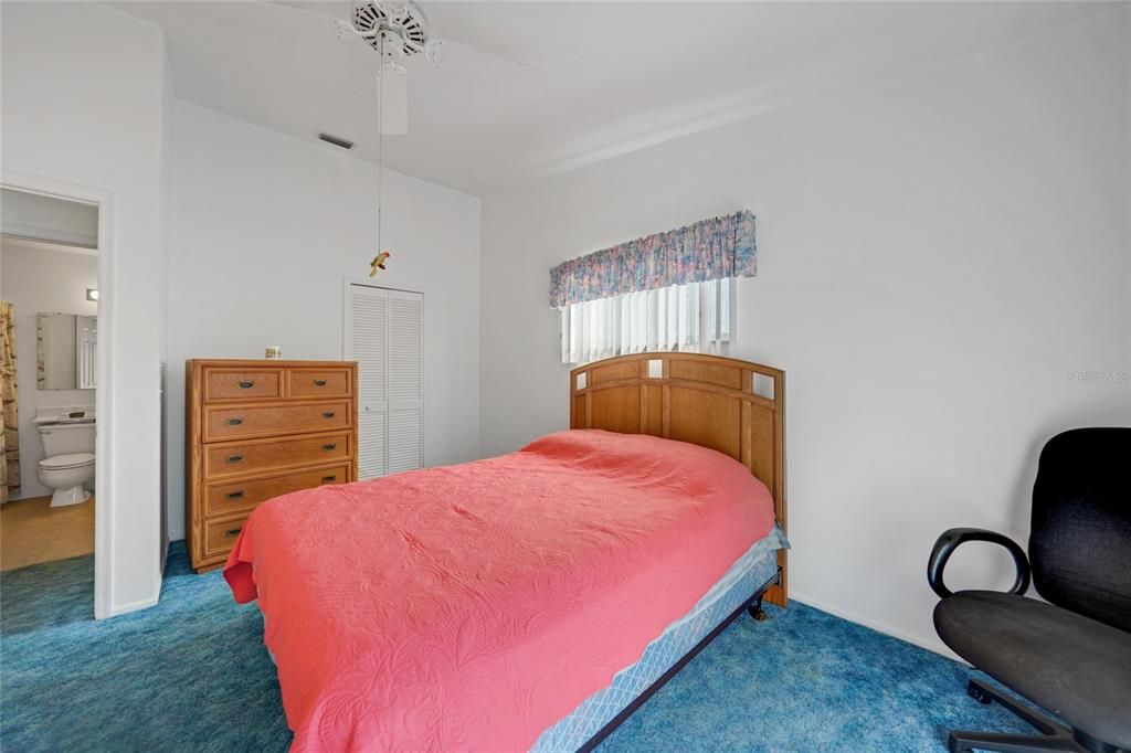 待售: $132,000 (2 贝兹, 2 浴室, 1070 平方英尺)