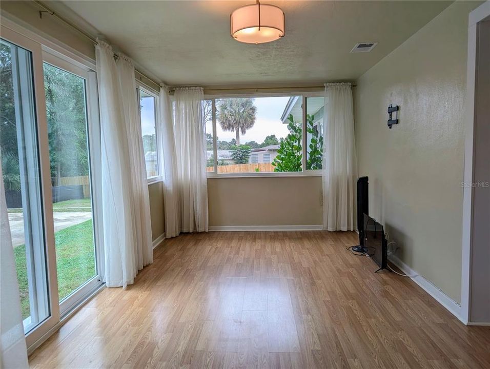 待售: $204,500 (2 贝兹, 1 浴室, 1153 平方英尺)