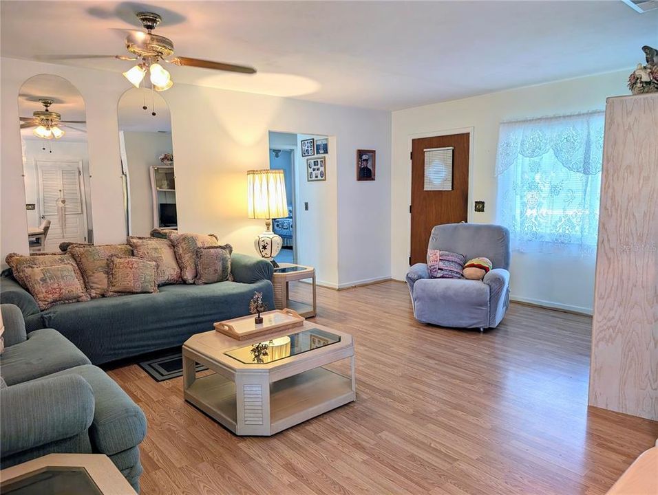 待售: $204,500 (2 贝兹, 1 浴室, 1153 平方英尺)