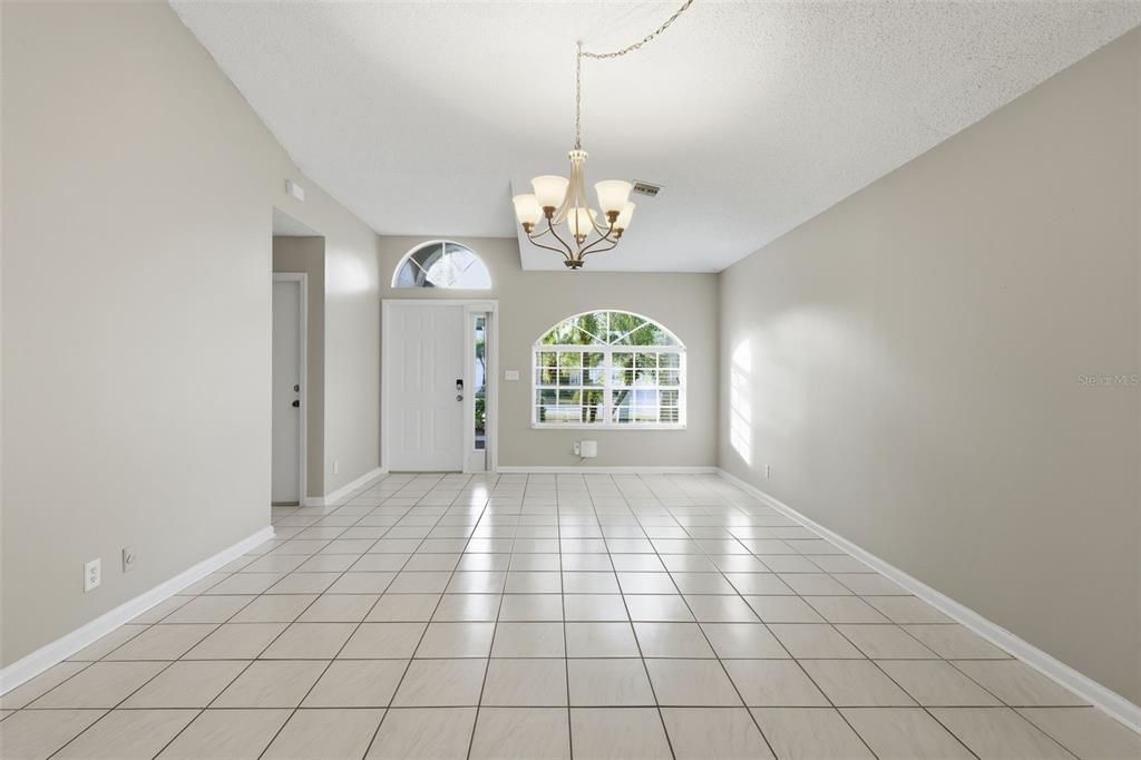 合同活跃: $499,900 (3 贝兹, 2 浴室, 1685 平方英尺)