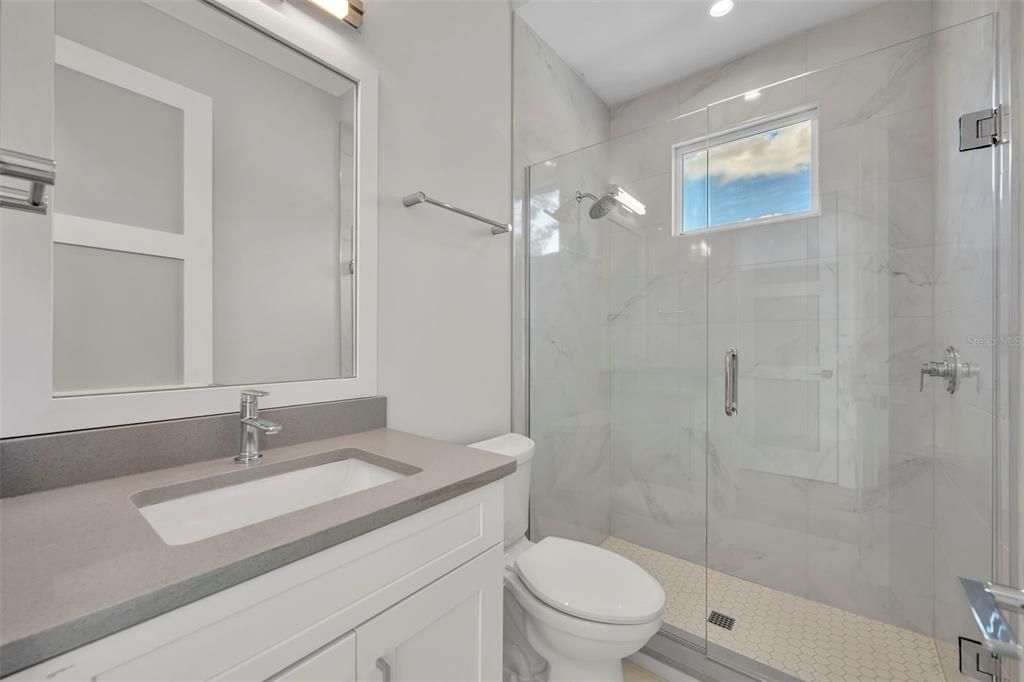 Activo con contrato: $2,400,000 (4 camas, 4 baños, 3570 Pies cuadrados)