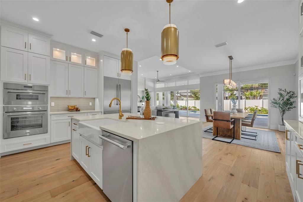 Activo con contrato: $2,400,000 (4 camas, 4 baños, 3570 Pies cuadrados)