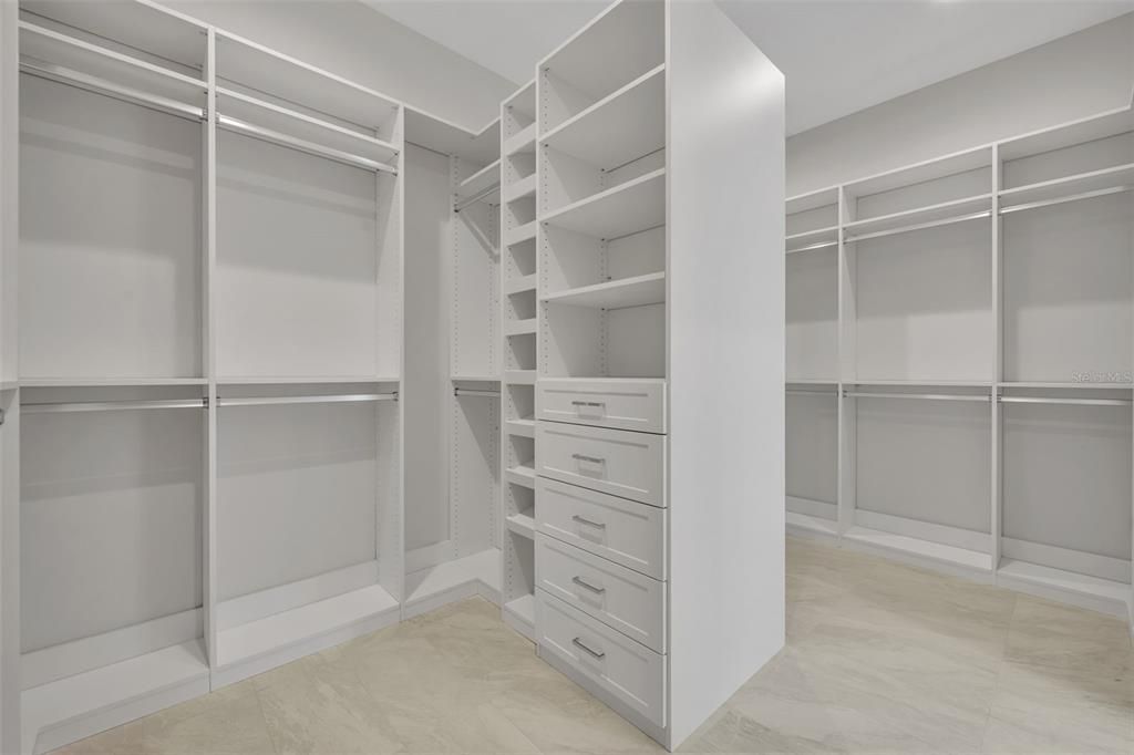 Activo con contrato: $2,400,000 (4 camas, 4 baños, 3570 Pies cuadrados)