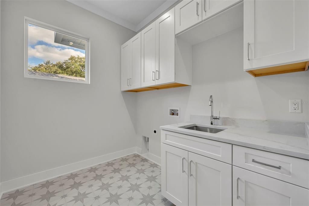 Activo con contrato: $2,400,000 (4 camas, 4 baños, 3570 Pies cuadrados)