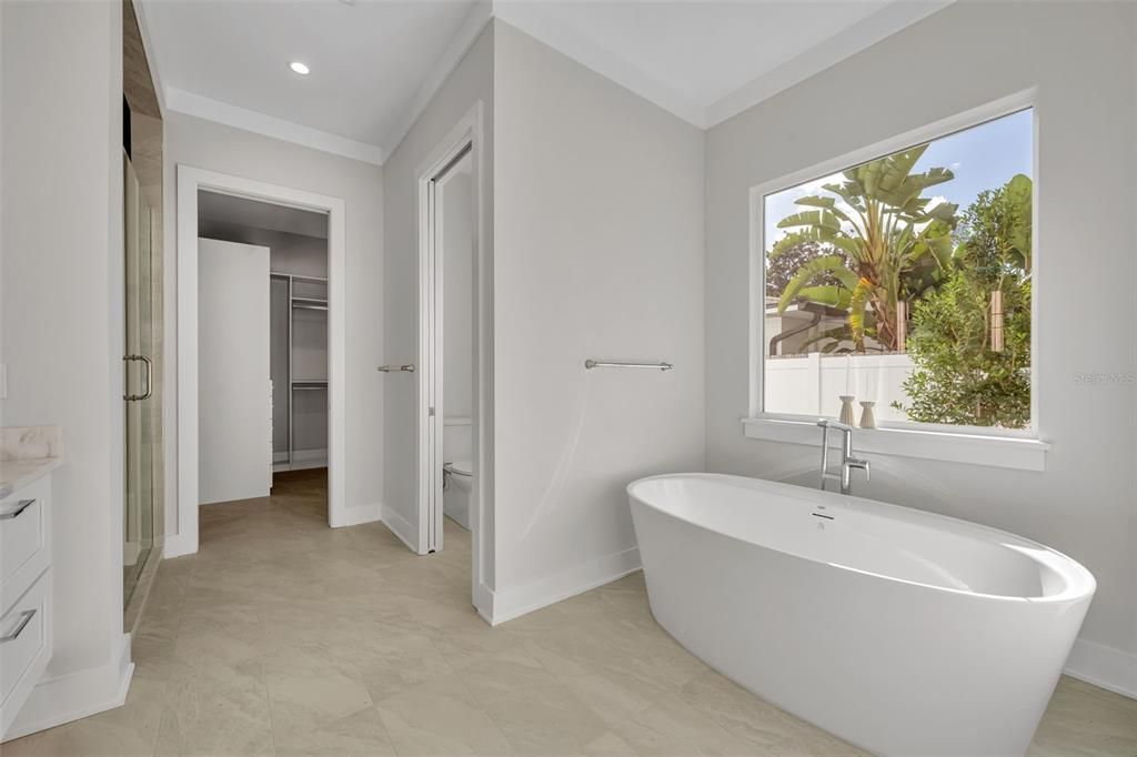 Activo con contrato: $2,400,000 (4 camas, 4 baños, 3570 Pies cuadrados)