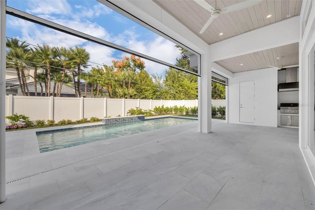 Activo con contrato: $2,400,000 (4 camas, 4 baños, 3570 Pies cuadrados)