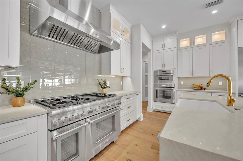 Activo con contrato: $2,400,000 (4 camas, 4 baños, 3570 Pies cuadrados)