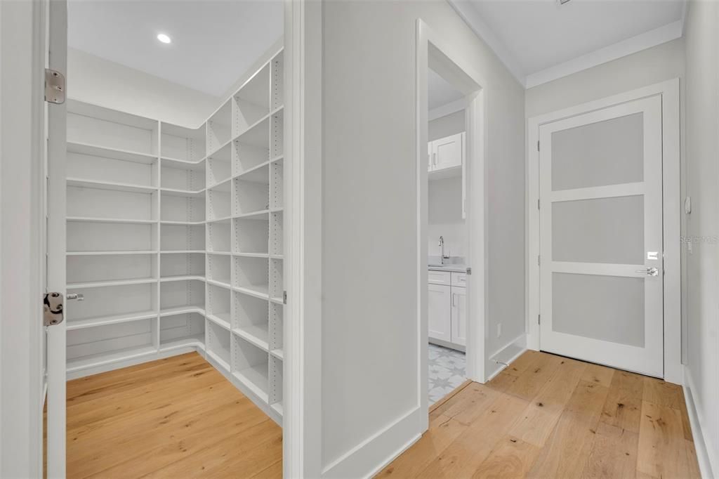 Activo con contrato: $2,400,000 (4 camas, 4 baños, 3570 Pies cuadrados)