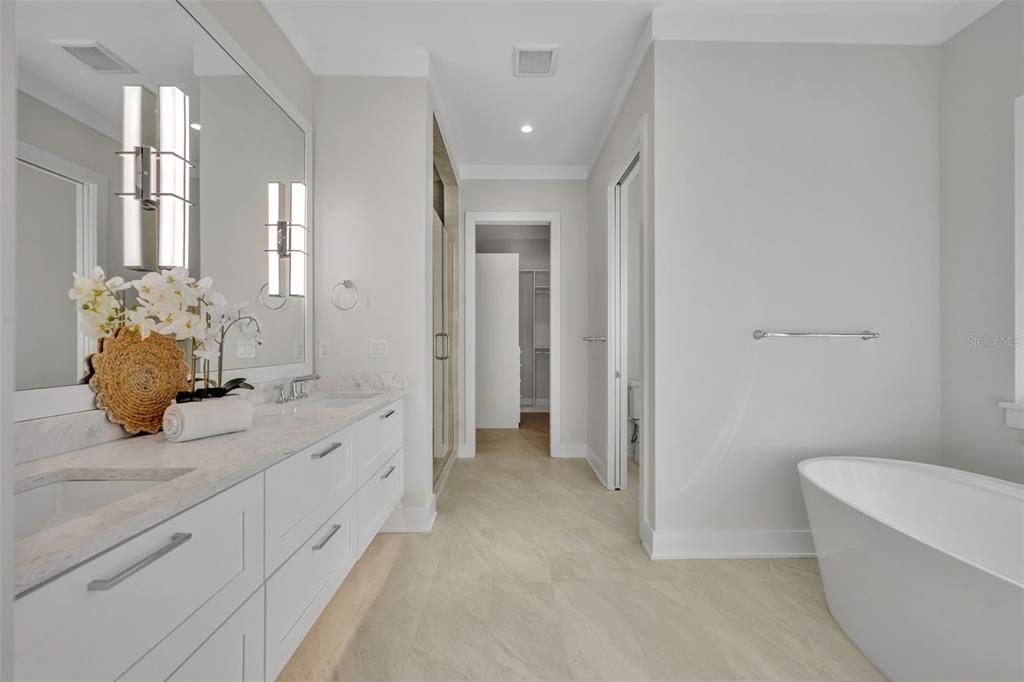 Activo con contrato: $2,400,000 (4 camas, 4 baños, 3570 Pies cuadrados)