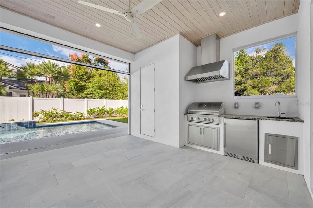 Activo con contrato: $2,400,000 (4 camas, 4 baños, 3570 Pies cuadrados)