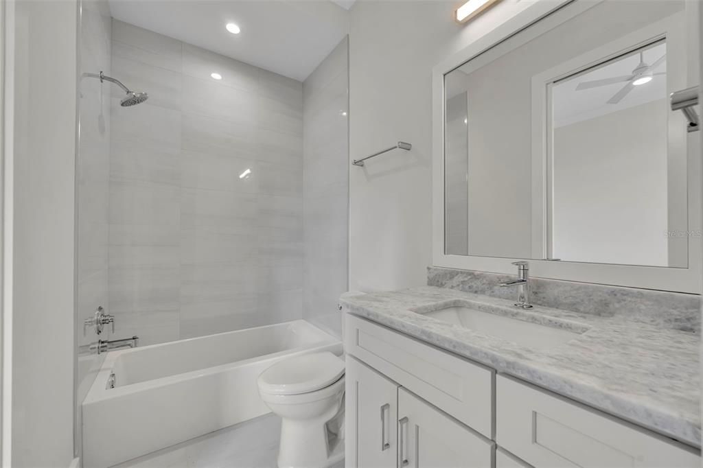 Activo con contrato: $2,400,000 (4 camas, 4 baños, 3570 Pies cuadrados)