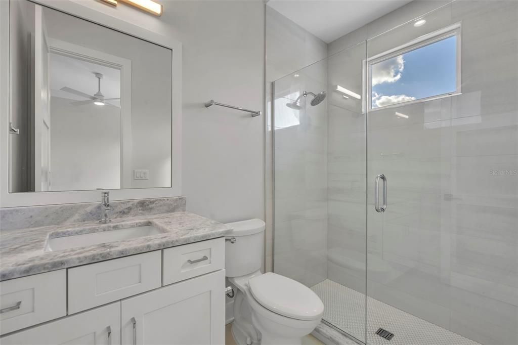 Activo con contrato: $2,400,000 (4 camas, 4 baños, 3570 Pies cuadrados)