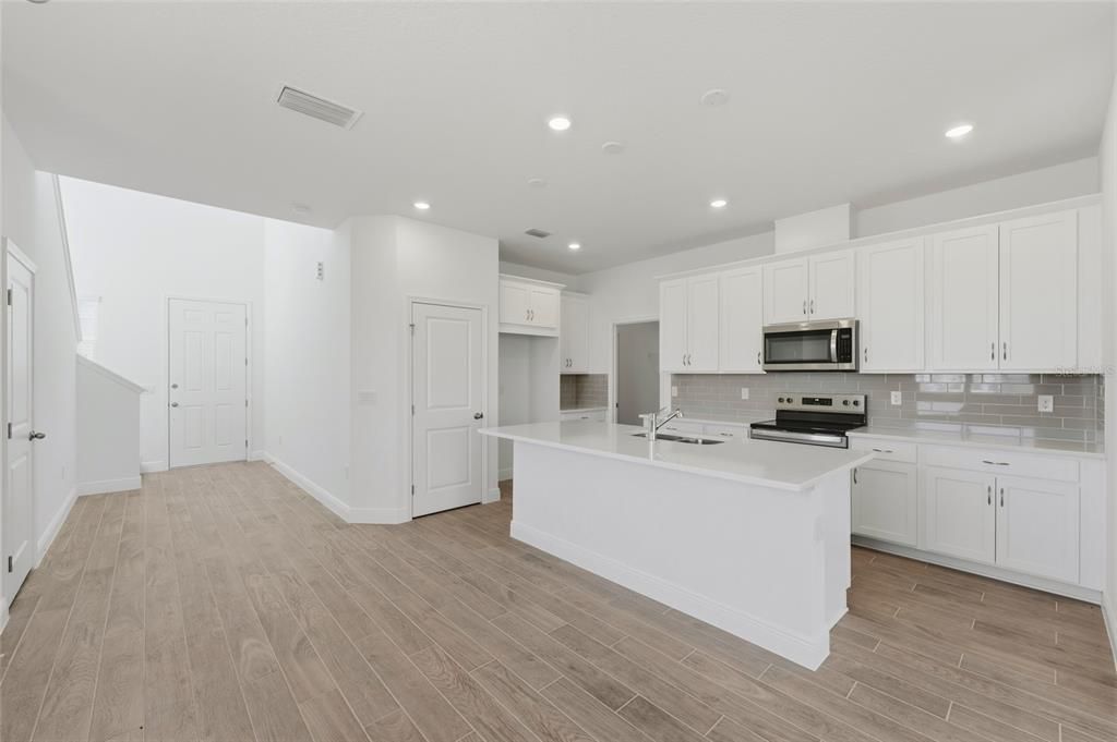 For Rent: $3,100 (4 beds, 2 baths, 1956 Square Feet)