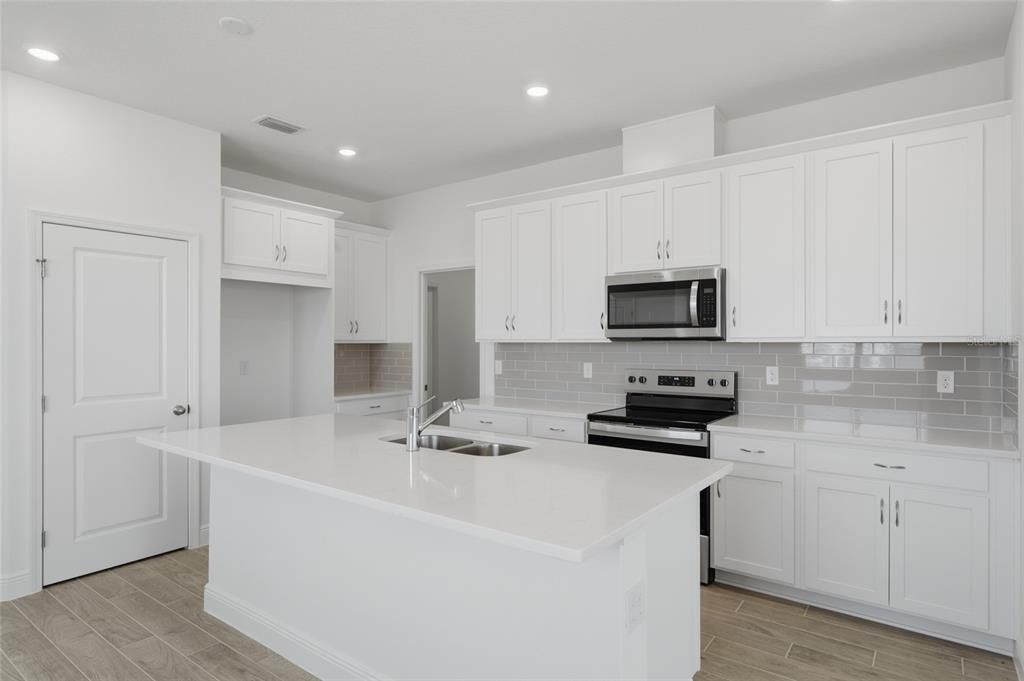 For Rent: $3,100 (4 beds, 2 baths, 1956 Square Feet)