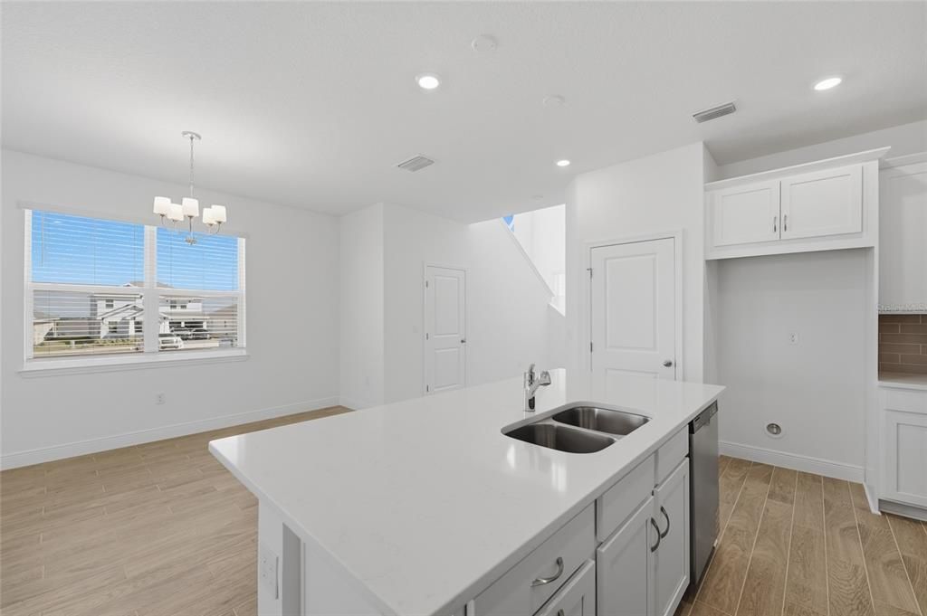 For Rent: $3,100 (4 beds, 2 baths, 1956 Square Feet)