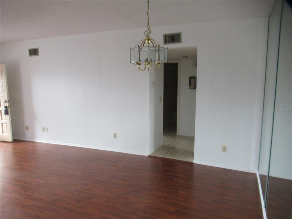 出租: $1,700 (2 贝兹, 2 浴室, 1400 平方英尺)