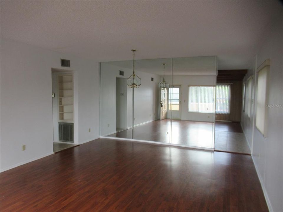 出租: $1,700 (2 贝兹, 2 浴室, 1400 平方英尺)