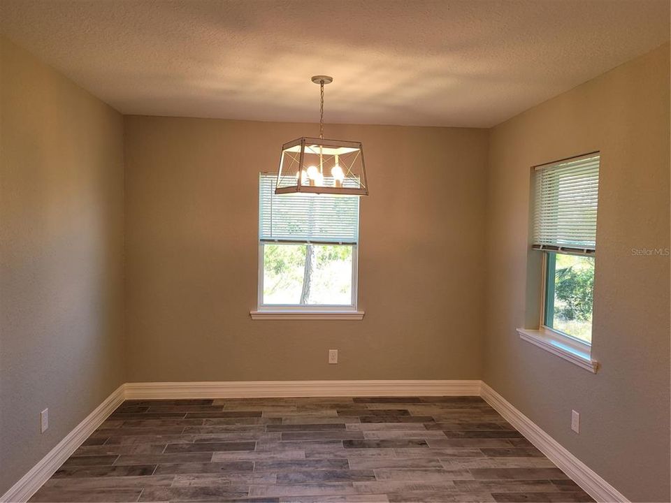 For Rent: $1,900 (3 beds, 2 baths, 1607 Square Feet)