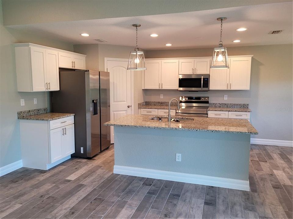 For Rent: $1,900 (3 beds, 2 baths, 1607 Square Feet)