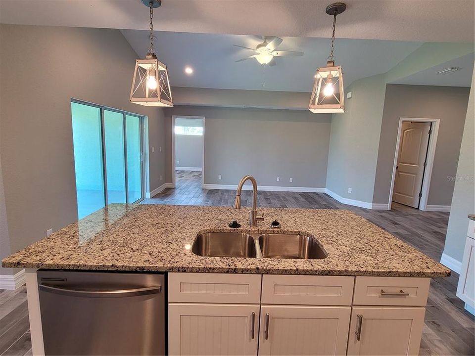 For Rent: $1,900 (3 beds, 2 baths, 1607 Square Feet)