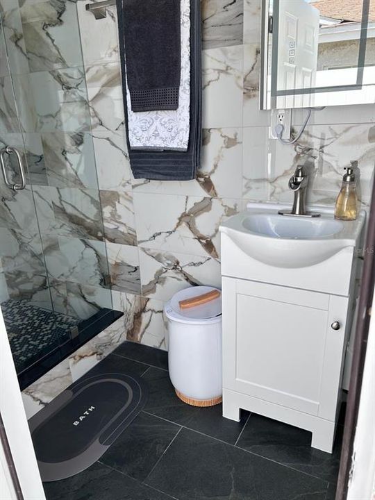 合同活跃: $470,000 (3 贝兹, 2 浴室, 1130 平方英尺)