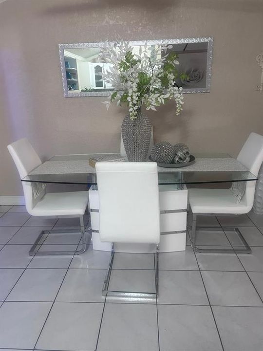 合同活跃: $470,000 (3 贝兹, 2 浴室, 1130 平方英尺)