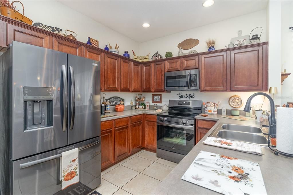 Active With Contract: $285,000 (3 beds, 2 baths, 1855 Square Feet)