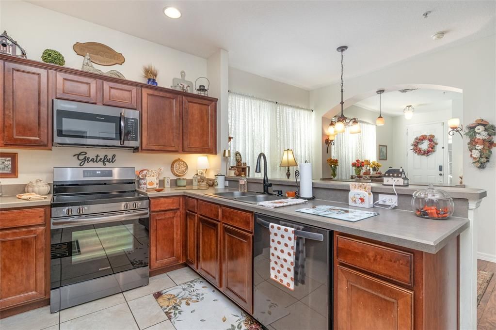 Active With Contract: $285,000 (3 beds, 2 baths, 1855 Square Feet)