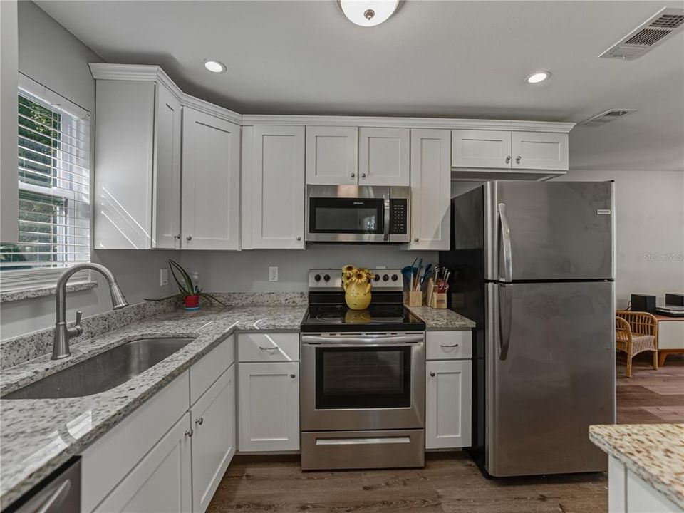 For Sale: $234,900 (2 beds, 1 baths, 840 Square Feet)